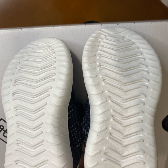 Running sneaker for Toddler very comfy - Picture 3 of 3